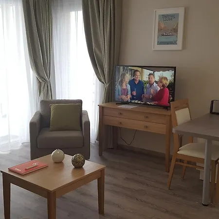 Aparthotel Résidence Séniors Domitys Les Hautes Feuilles 4*