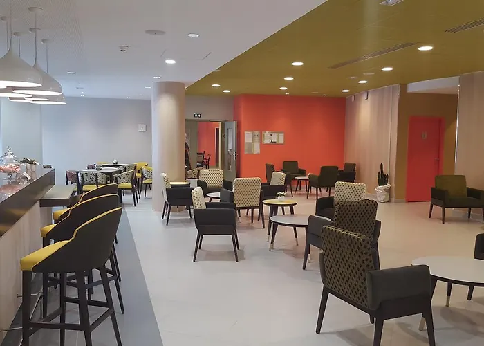 Seniors Domitys Les Hautes Feuilles 4* ランス