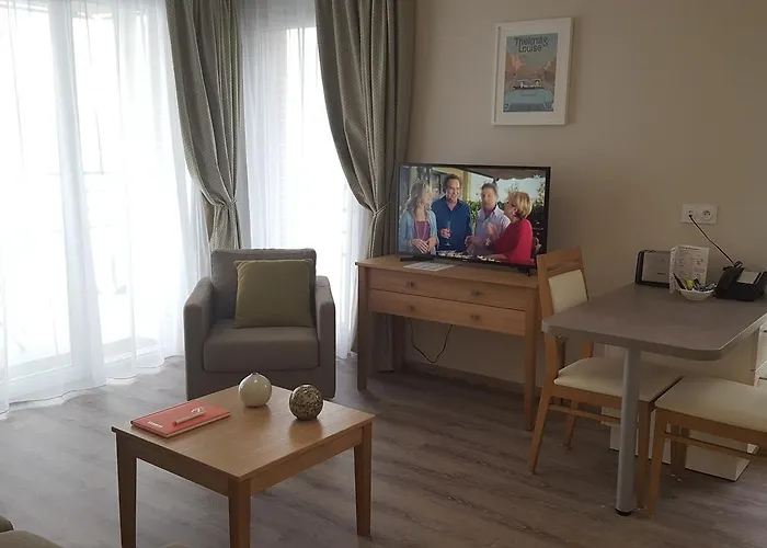 Aparthotel Seniors Domitys Les Hautes Feuilles 4*